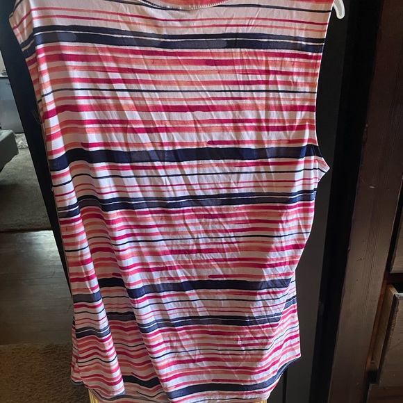 Super cute business casual blouse. - Picture 2 of 2